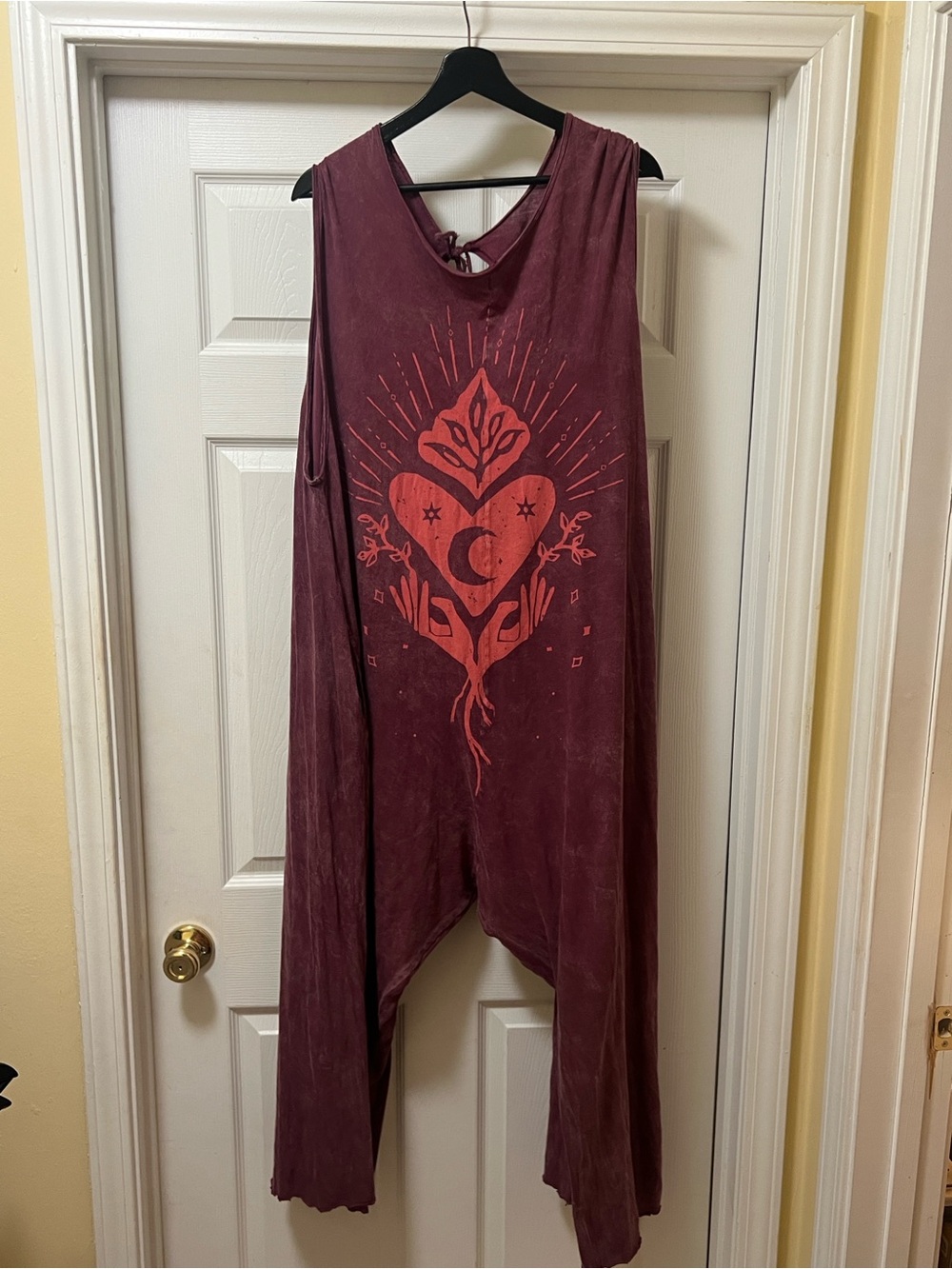 Sleeveless Wine Graphic Romper with Moon & Heart Motif